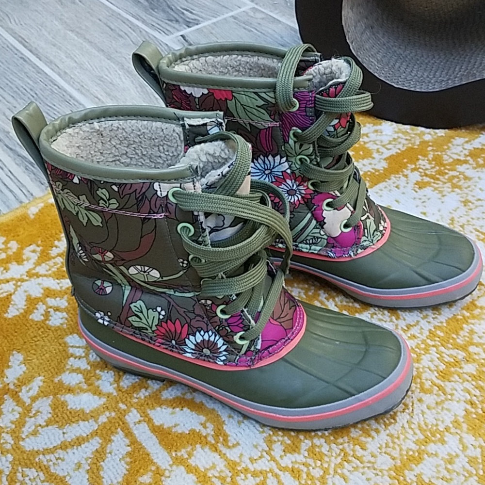 SakRoots Duet Duck Boots